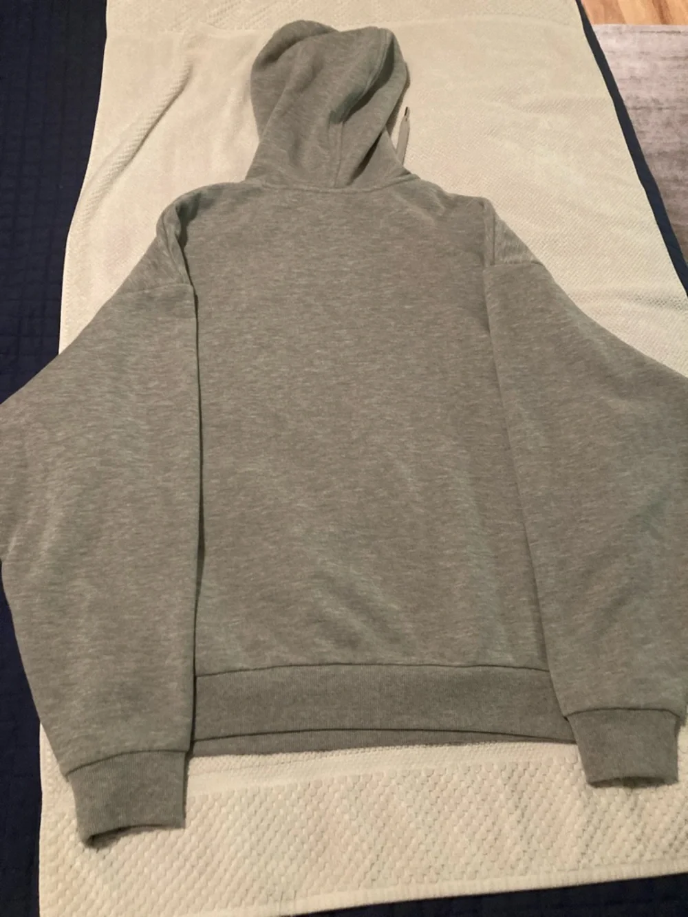 ALO Yoga Light Gray Accolade Hoodie Sweatshirt - Picture 8 of 8